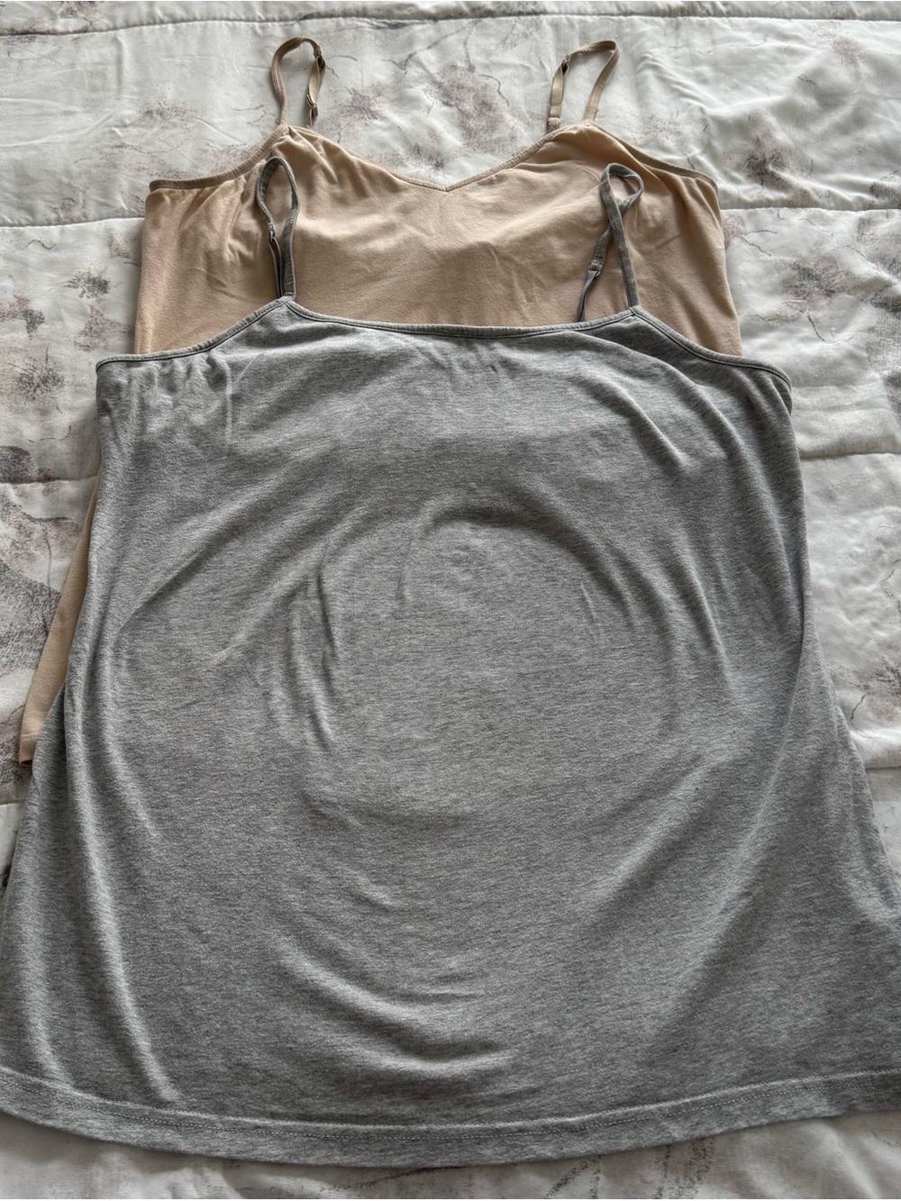 Gap set of 2 Seamless Camisoles Tank Tops in Gray and Nude, size L basic casual